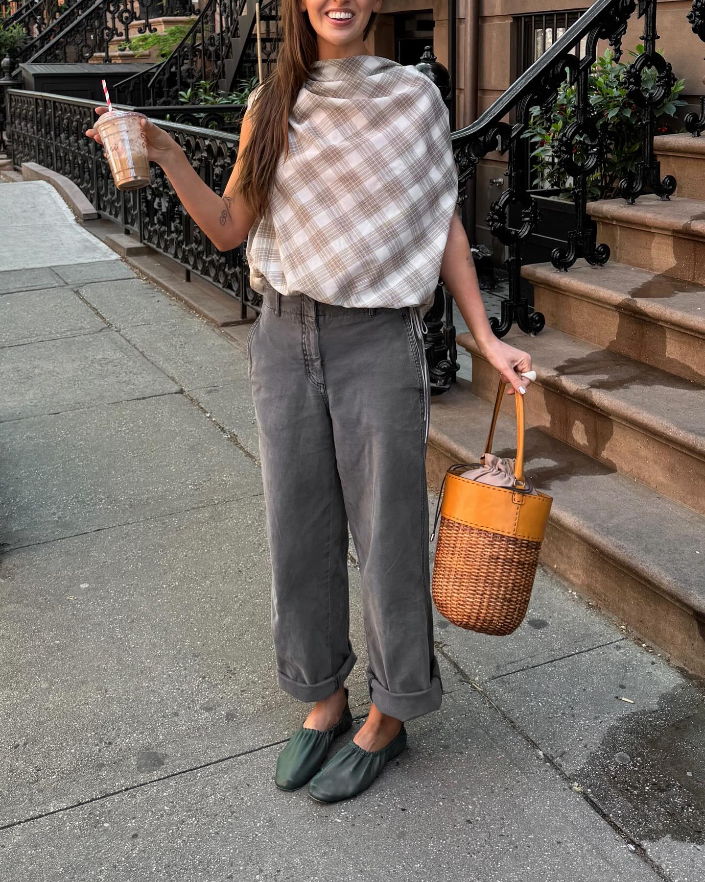 Images of wearing plaid tops and black jeans are one of the main trends in summer 2025.