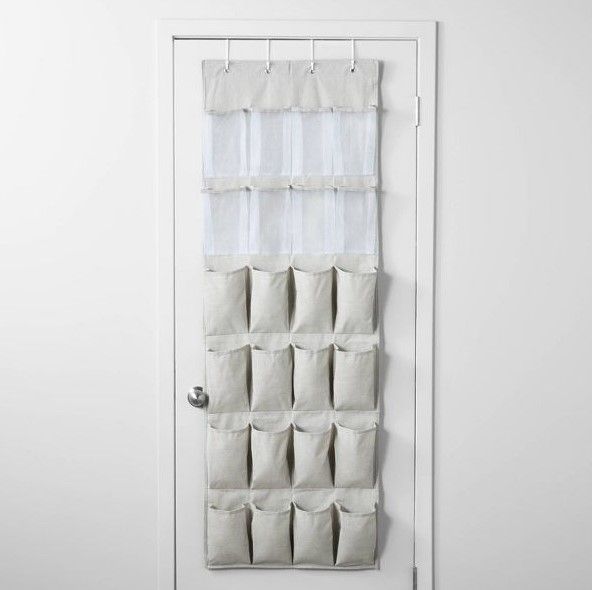 Penyelenggara sepatu abu-abu di atas pintu