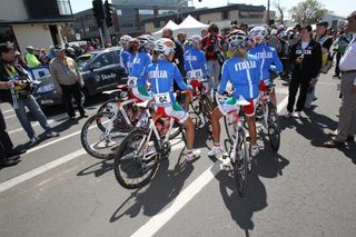 The Italian squad has a chat to set its plan for the race.