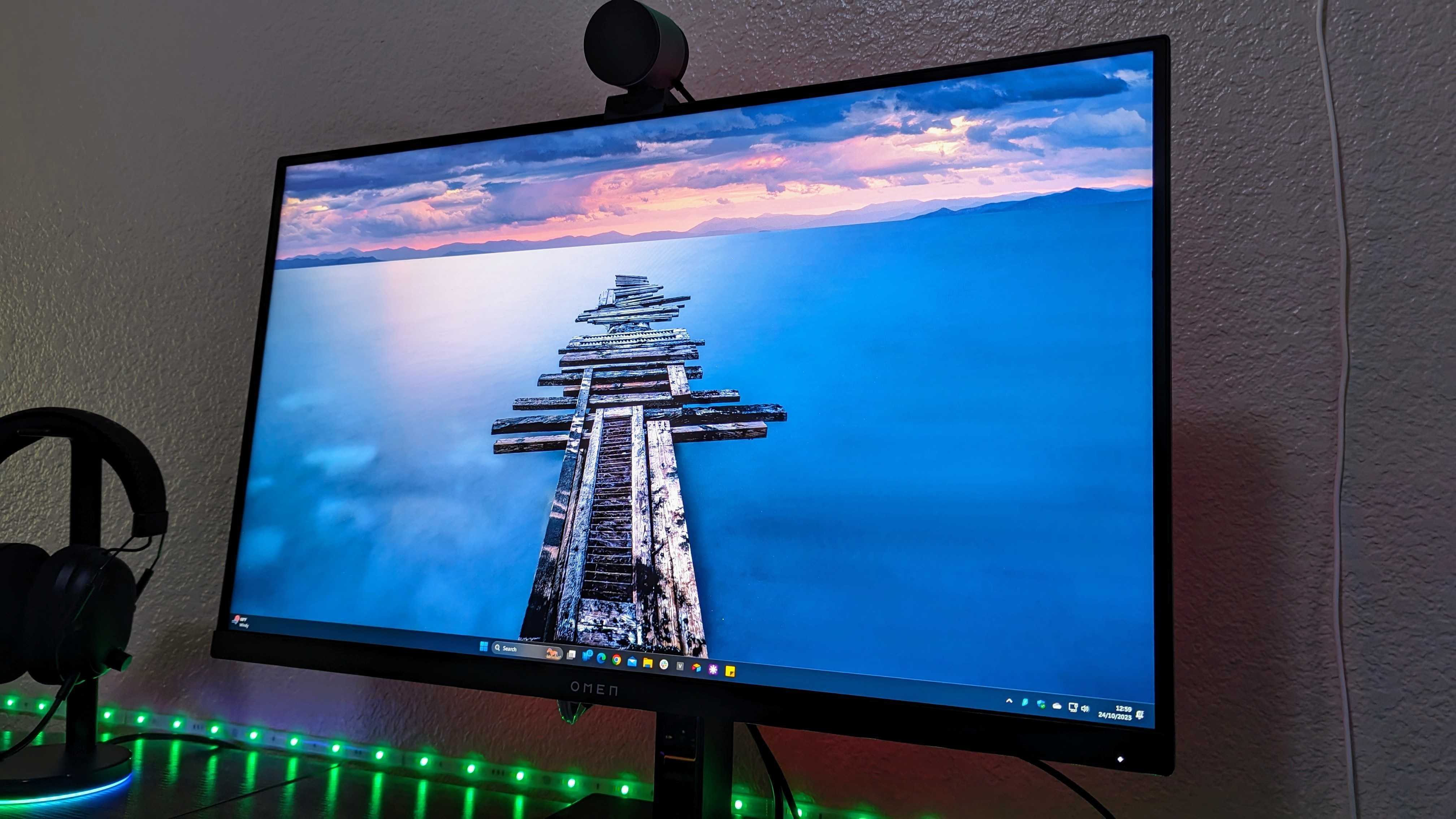 Imagem do monitor de jogos HP OMEN 27qs em uso.