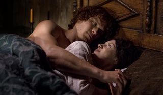 jamie and claire in bed outlander season 2 finale