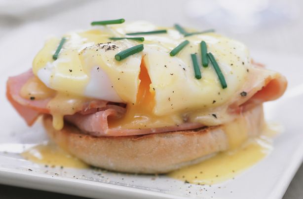 How to make deliciously classic eggs benedict with hollandaise sauce