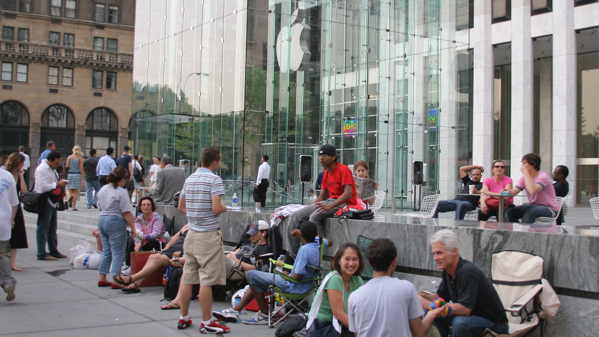 People waiting outside of Apple Store for original iPhone launch