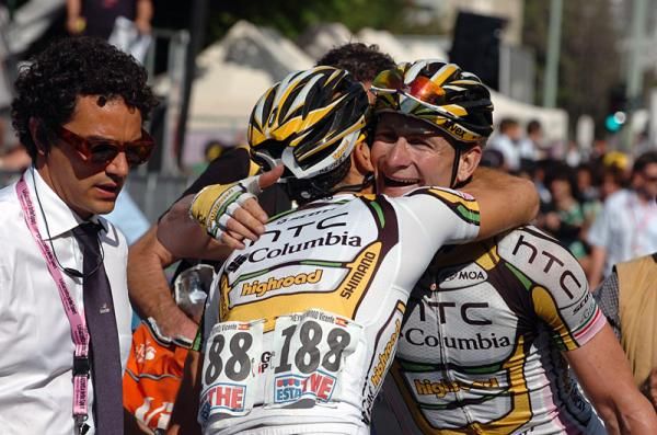 Vicente Reynes congratulates stage winner and HTC-Columbia teammate Andre Greipel.
