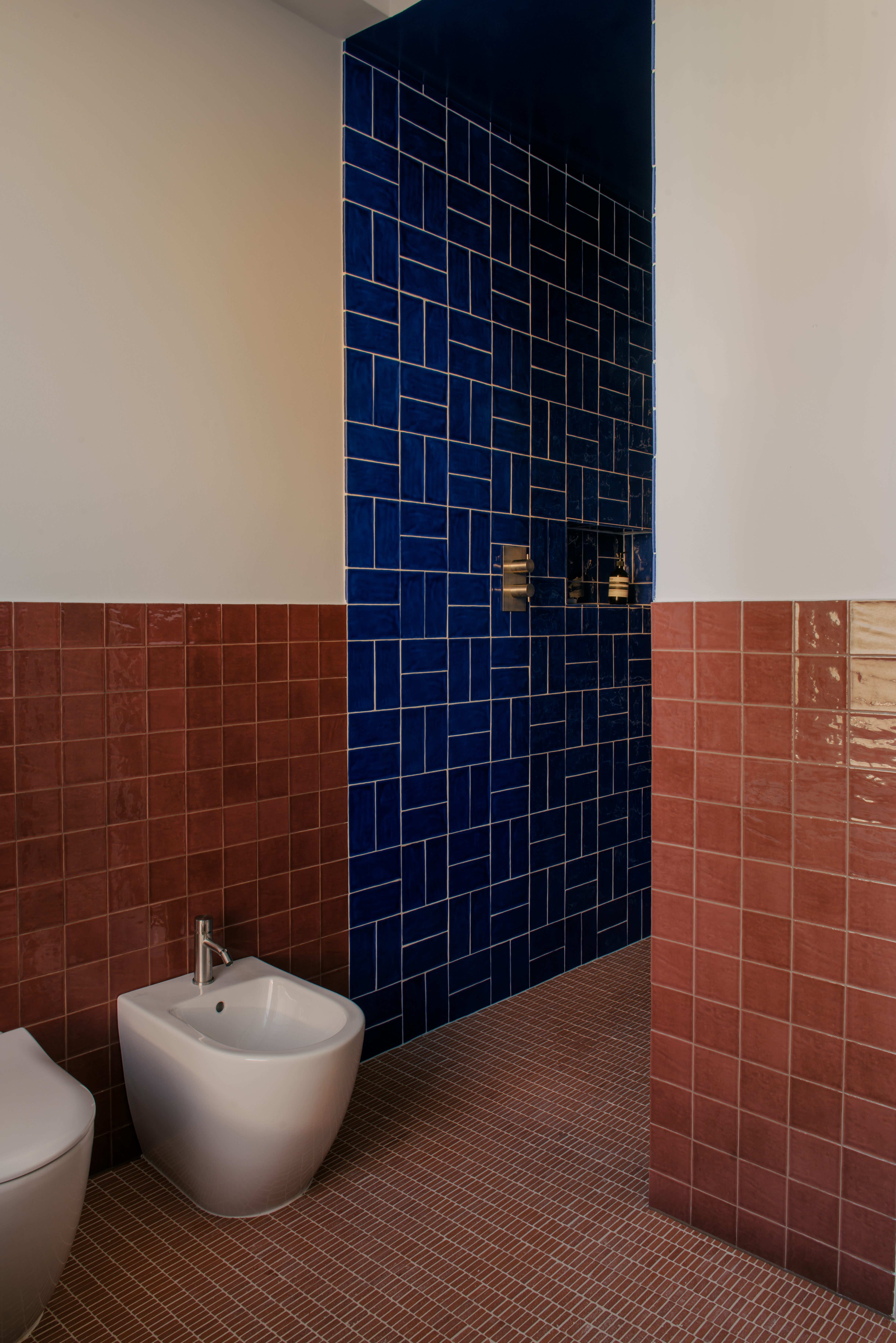 Naturally or beautifully lit rooms distinguished by an earthy palette of cream, green, and wood tones, sleek details, and textural surfaces in fabric, stone, and wood, and softly glowing lighting.