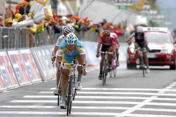 Alexandre Vinokourov (Astana) wins the sprint for 4th place, more than three minutes down on the lead trio.