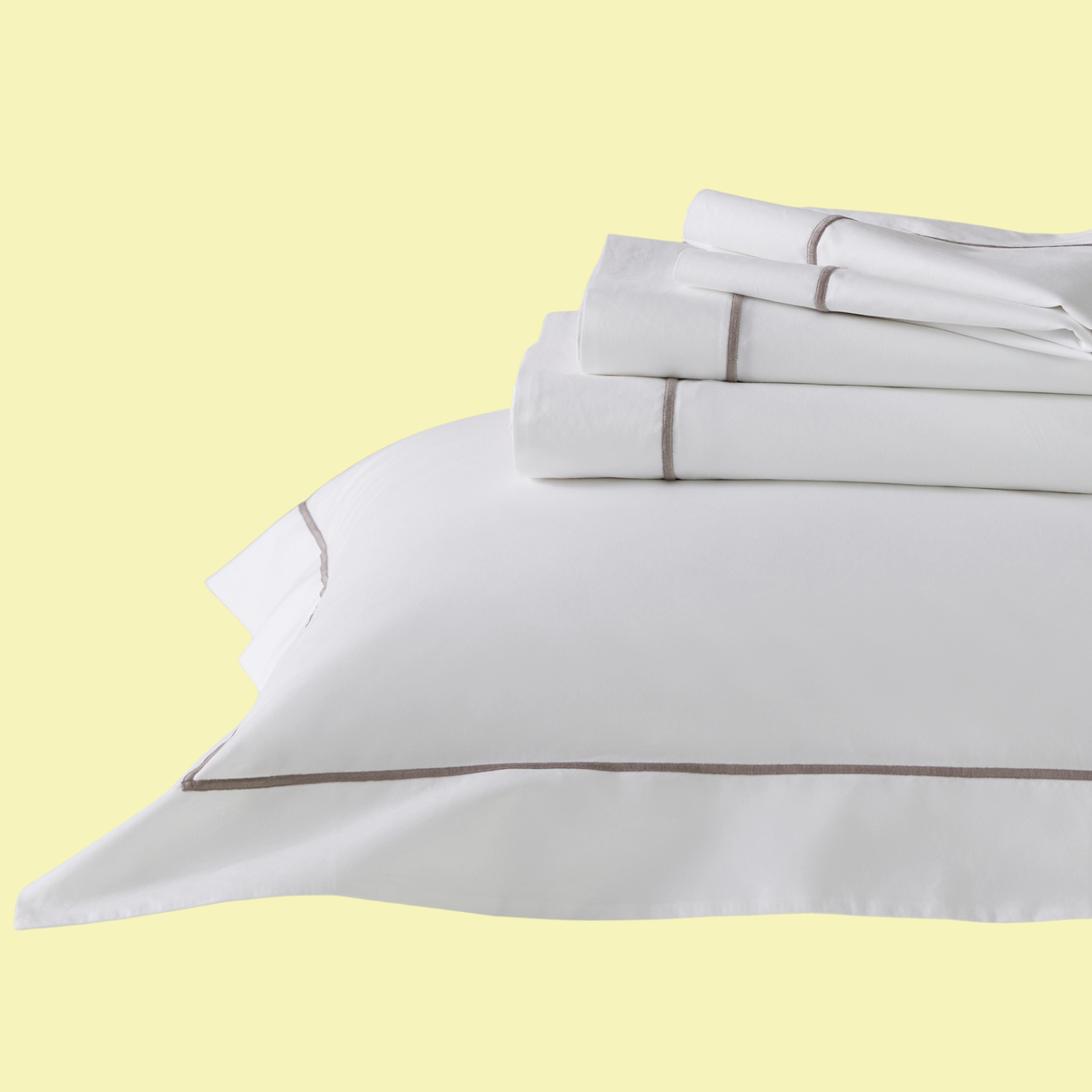 A set of white bedlinen with a mink-colored lining