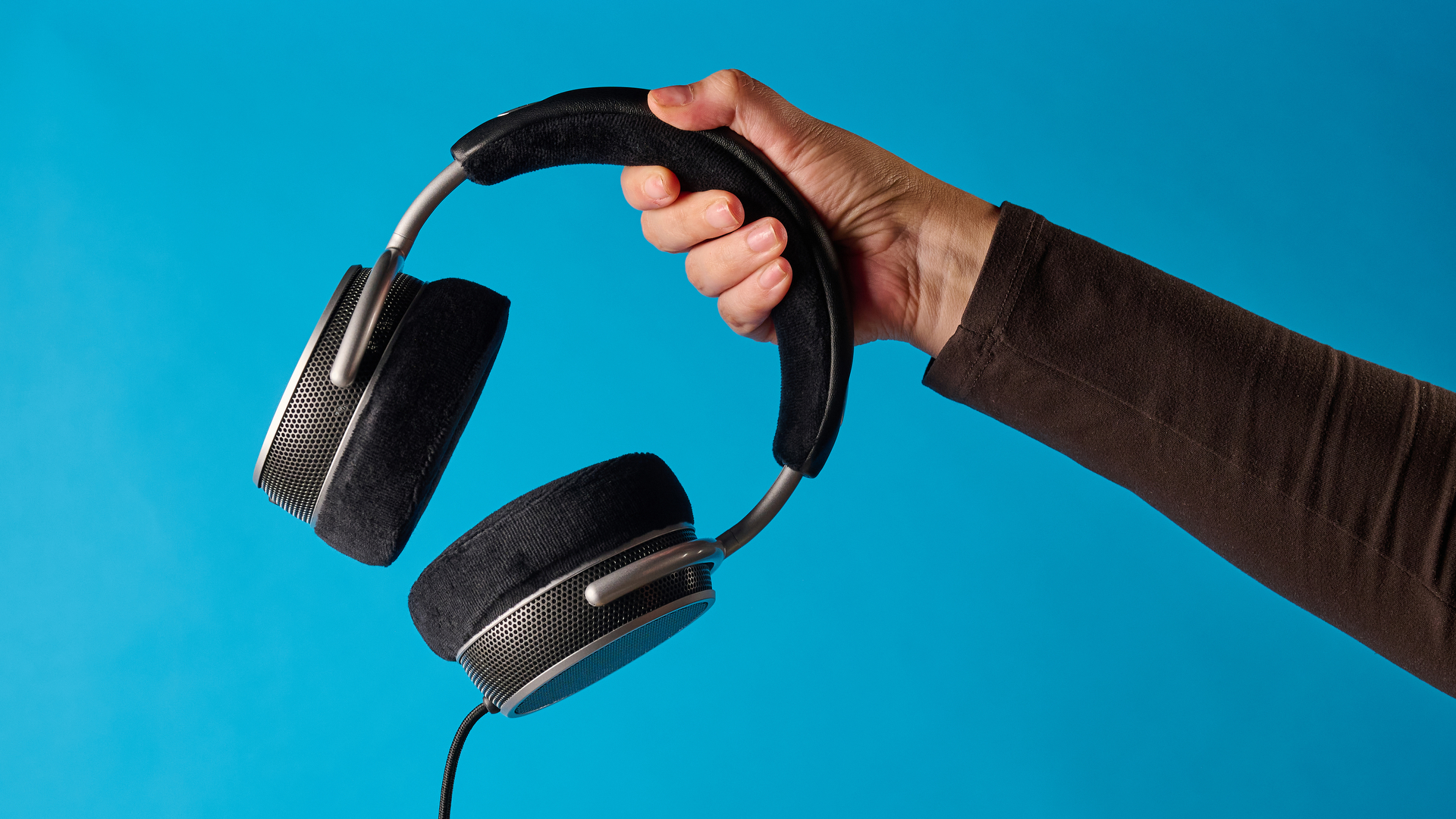 Grell OAE2 studio headphones photographed in front of a blue background