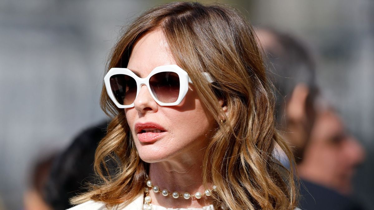 Nous sommes captivés par la tenue festive unique de Trinny Woodall : son haut à pois en strass et sa jupe midi sont éblouissants.