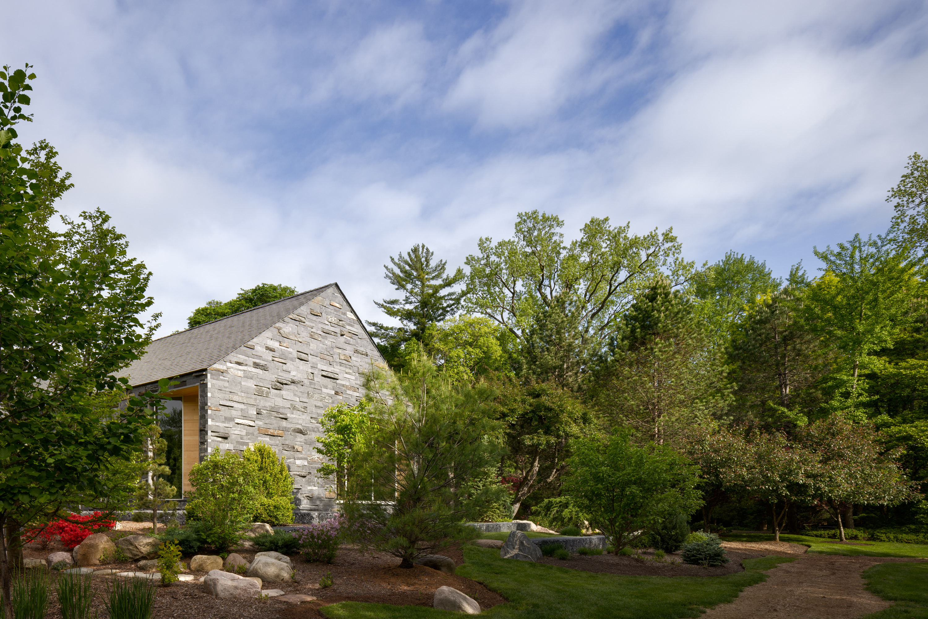 Michigan Lakeside house by Disbrow Iannuzzi with minimalist interiors