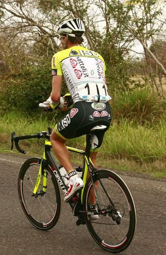 Leonardo Scarcelli (ISD-Neri) fixes his shoe mid-stage.
