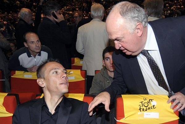 ASO's technical director Jean-Fran&ccedil;ois Pescheux speaks with Philippe Gilbert.