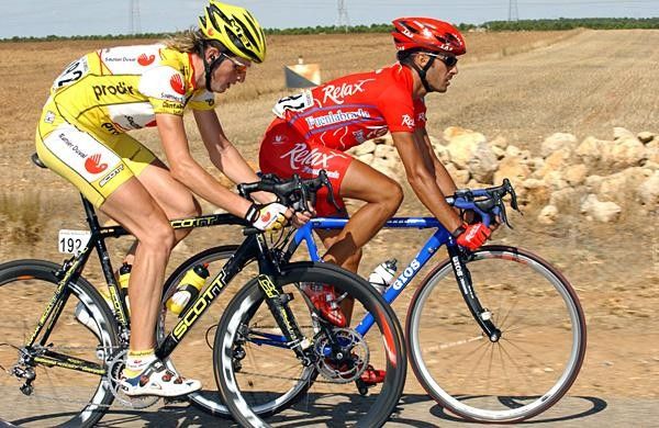 Gomez and Burgos riding ahead of the peloton in the final 40 km