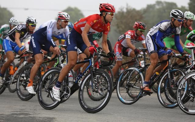 The peloton cornering.