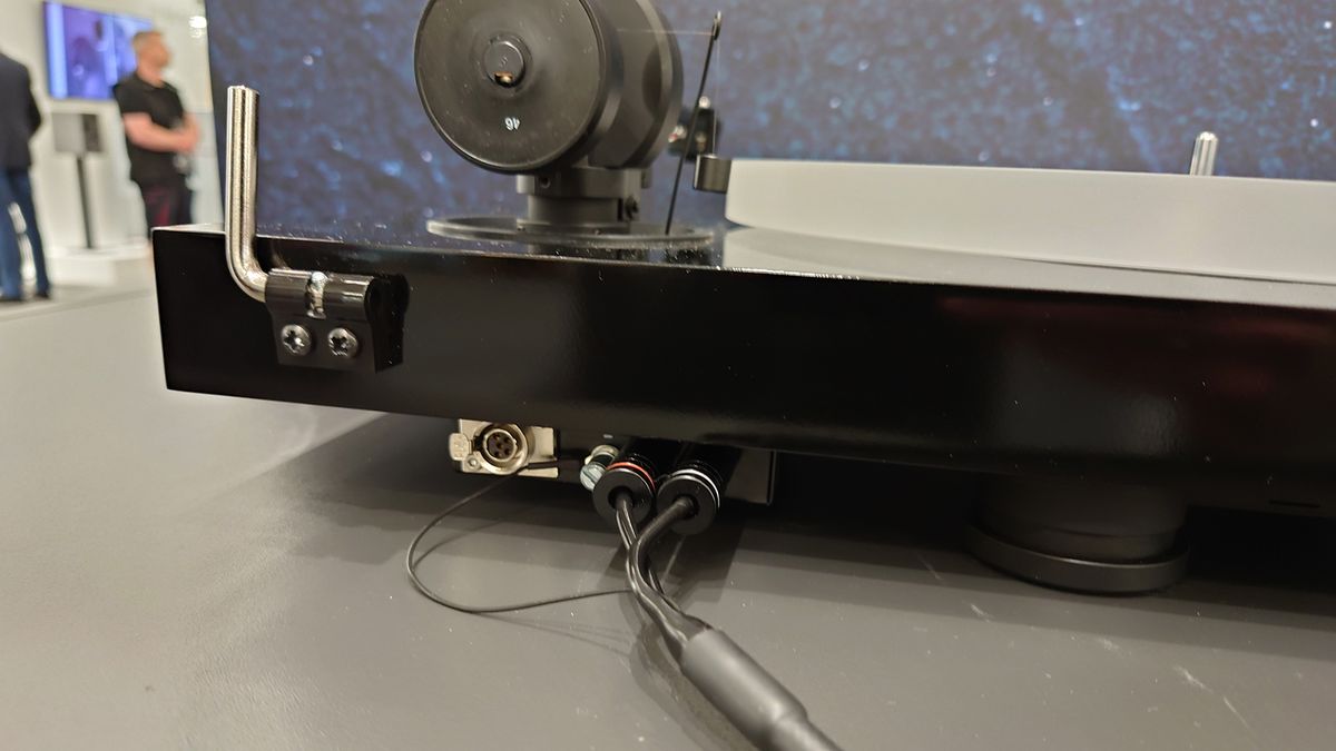 Pro-Ject Launches X1 B And X2 B 'True Balanced Connection' Turntables ...