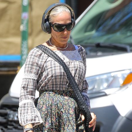Sarah jessica parker wears a printed dress with a crossbody bag.