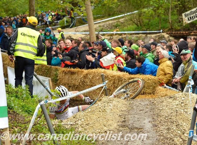 Schurter crashes on first descent