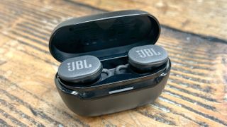 JBL Endurance Race 2 headphones