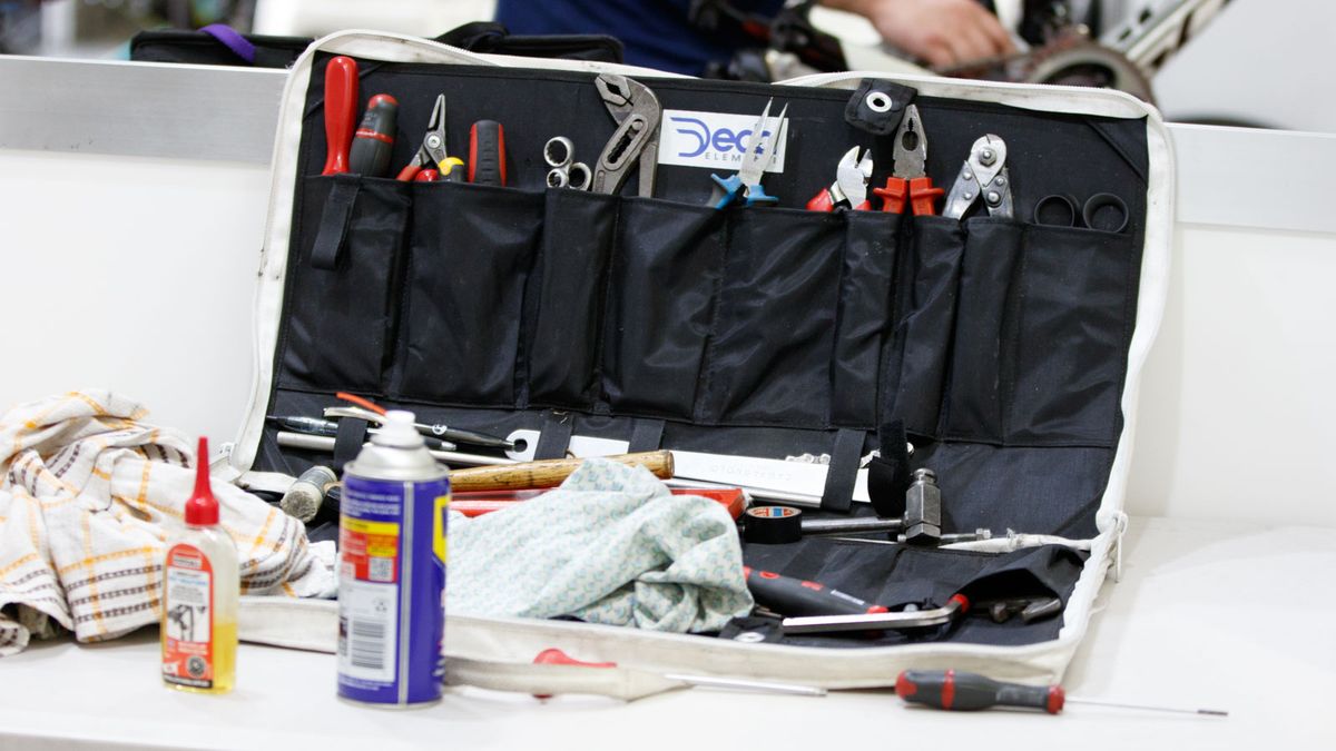 Long travel distances and plenty of luggage means mechanics need to travel light wherever they can. Many mechanics bring minimal tool rolls and bags instead of the usual oversized cases