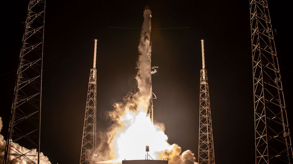 SpaceX tests Falcon 9 rocket for next Starlink satellite fleet launch ile ilgili görsel sonucu