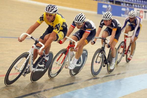 Lea leads the breakaway in the men's points race