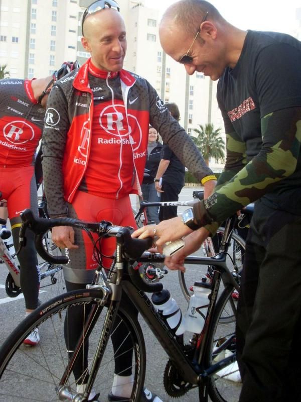 Levi Leipheimer gets some last minute checks before the training ride.