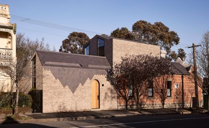 Exterior view of Nido house II in Melbourne Australia designed by Angelucci Architects 