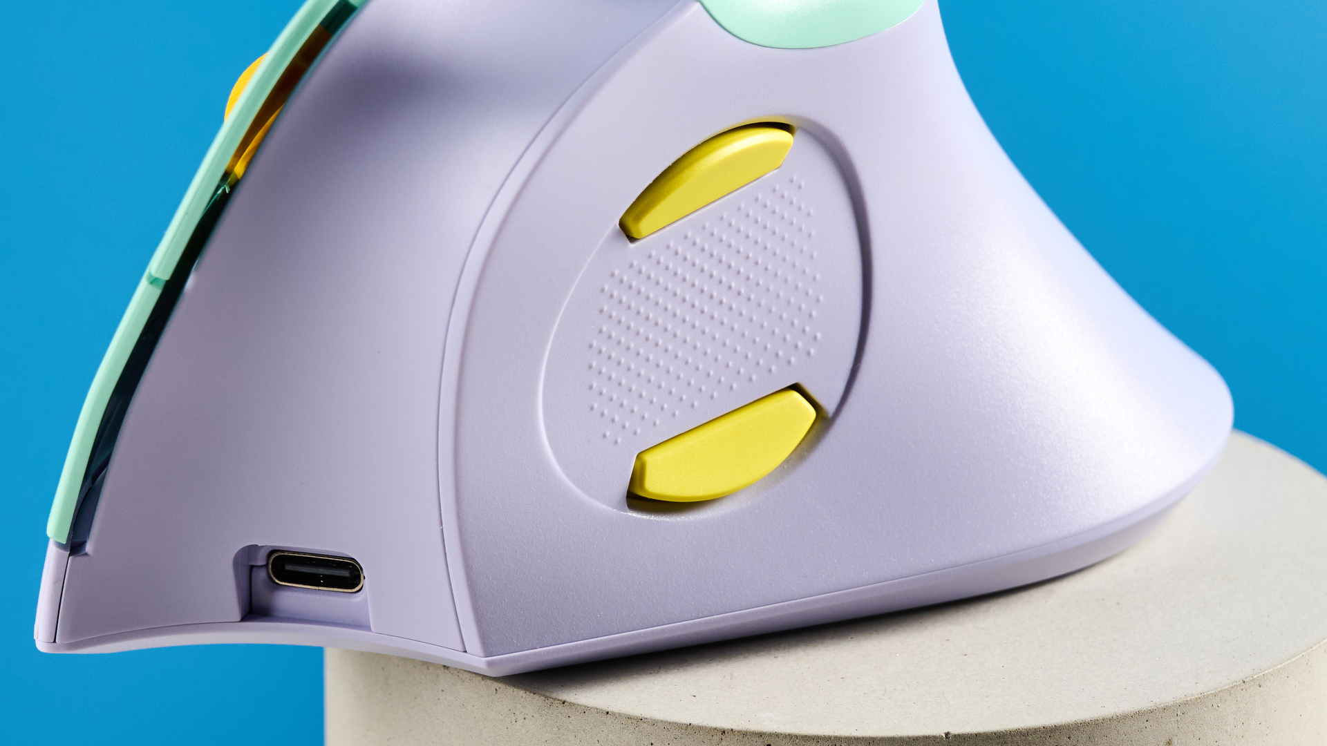 Seenda MOU-302 Vertical Wireless Mouse in ming and purple colour way with yellow accents photographed on a blue background.
