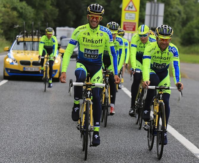 Alberto Contador shows of the new Tinkoff Saxo kit