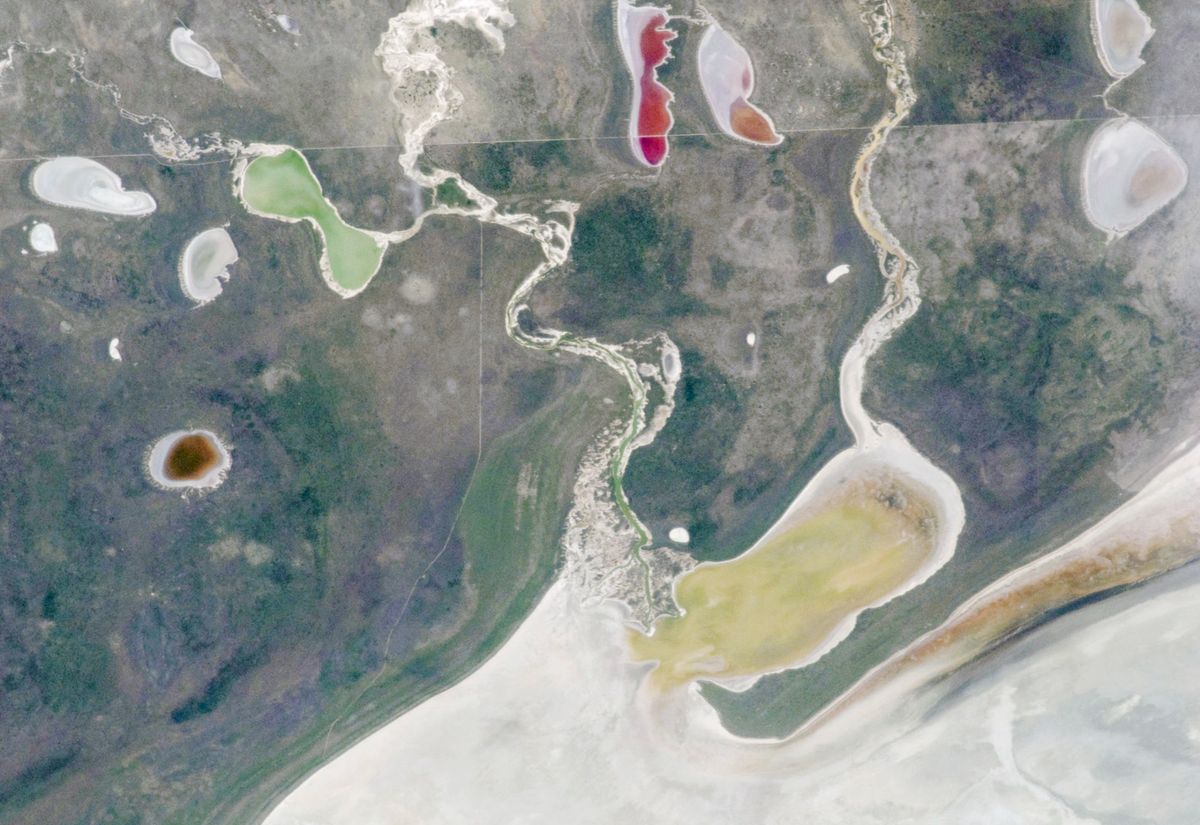Rainbow-colored phantom lakes emerge around Namibia's 'Great White Place' — Earth from space