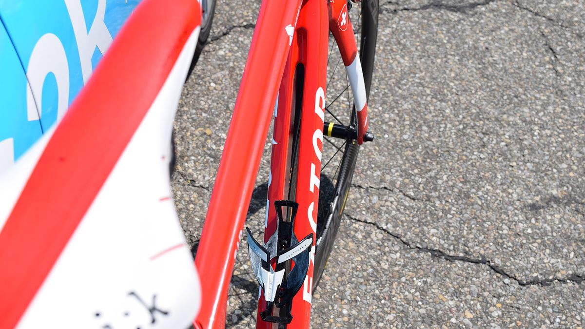 Another look at the split down tube design, which allows air to flow through the frameset