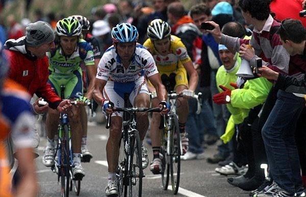 The determined face of Gilberto Simoni as he was trying to catch back up with Denis Menchov.