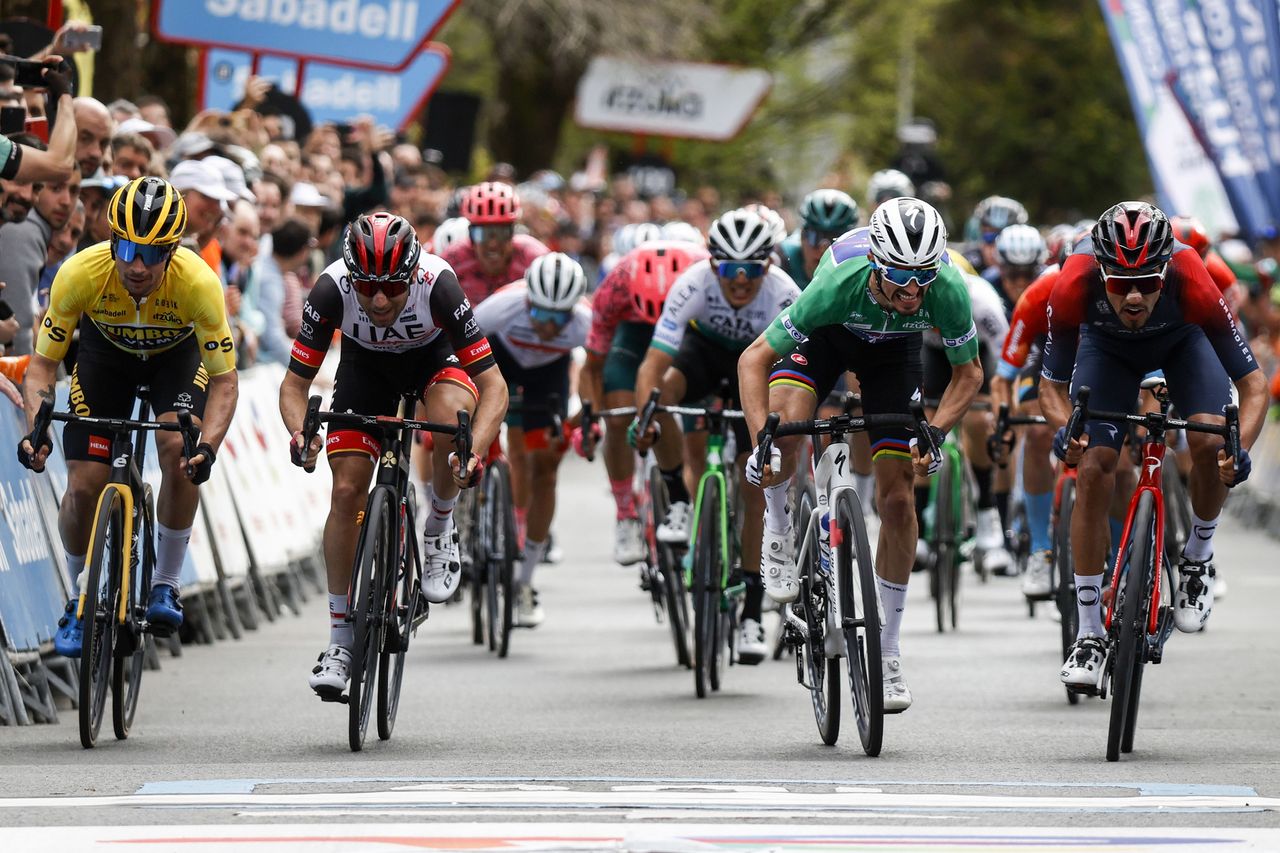 Itzulia Basque Country 2022 - 61st Edition - 4th stage Vitoria Gasteiz - Zamudio 185,6 km - 07/04/2022 - Diego Ulissi (ITA - UAE Team Emirates) - Julian Alaphilippe (FRA - Quick-Step Alpha Vinyl Team) - Daniel Martinez (COL - INEOS Grenadiers) - photo Luis Angel Gomez/SprintCyclingAgency&Acirc;&copy;2022
