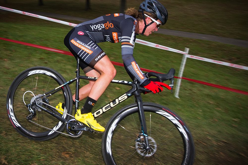 Amanda Miller (BoulderCycleSport) takes a quick descent