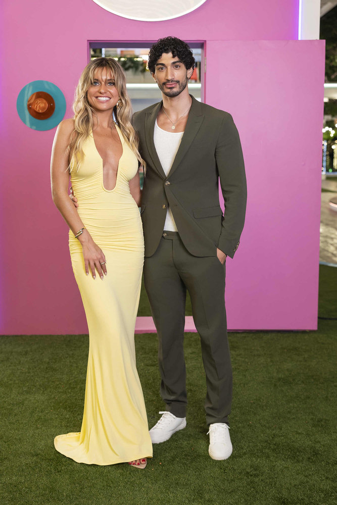 Kenzie Annis and Zacharias Georgiou couple up in the 'Love Island USA' season 8 premiere.