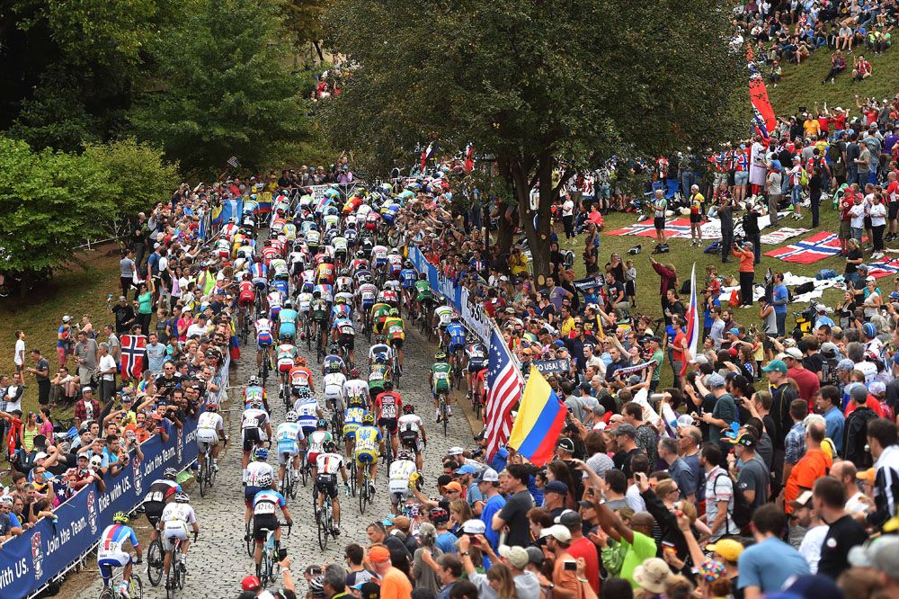International crowd out cheering for the men's peloton