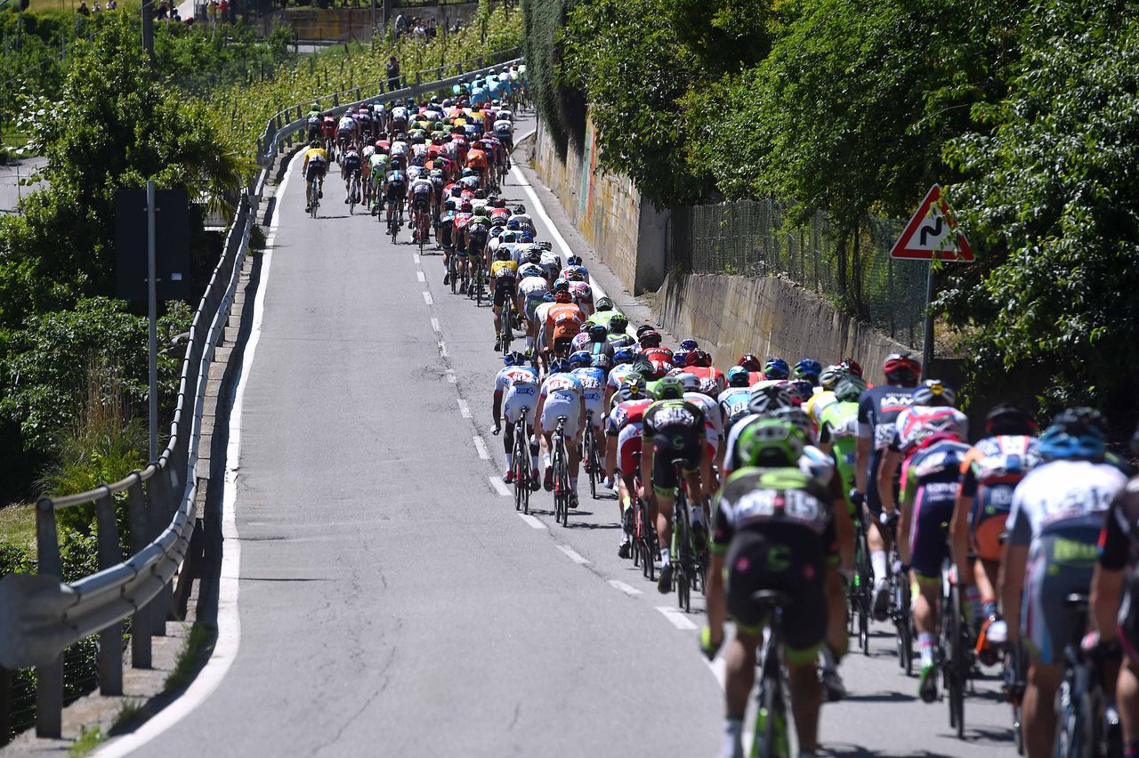 A sunny day for the peloton on stage 17