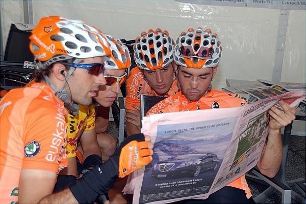 Euskaltel boys read the Italian sports paper.