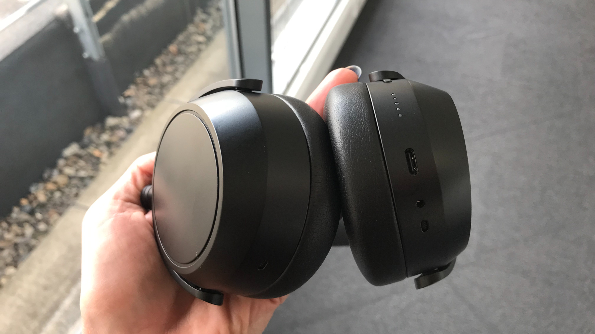 Sennheiser Momentum 4 Wireless mot en grå bakgrund