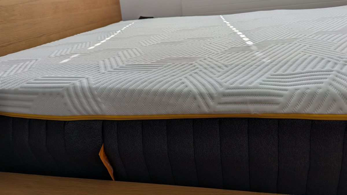 A side view of the surface details of the Emma Hybrid Airgrid mattress