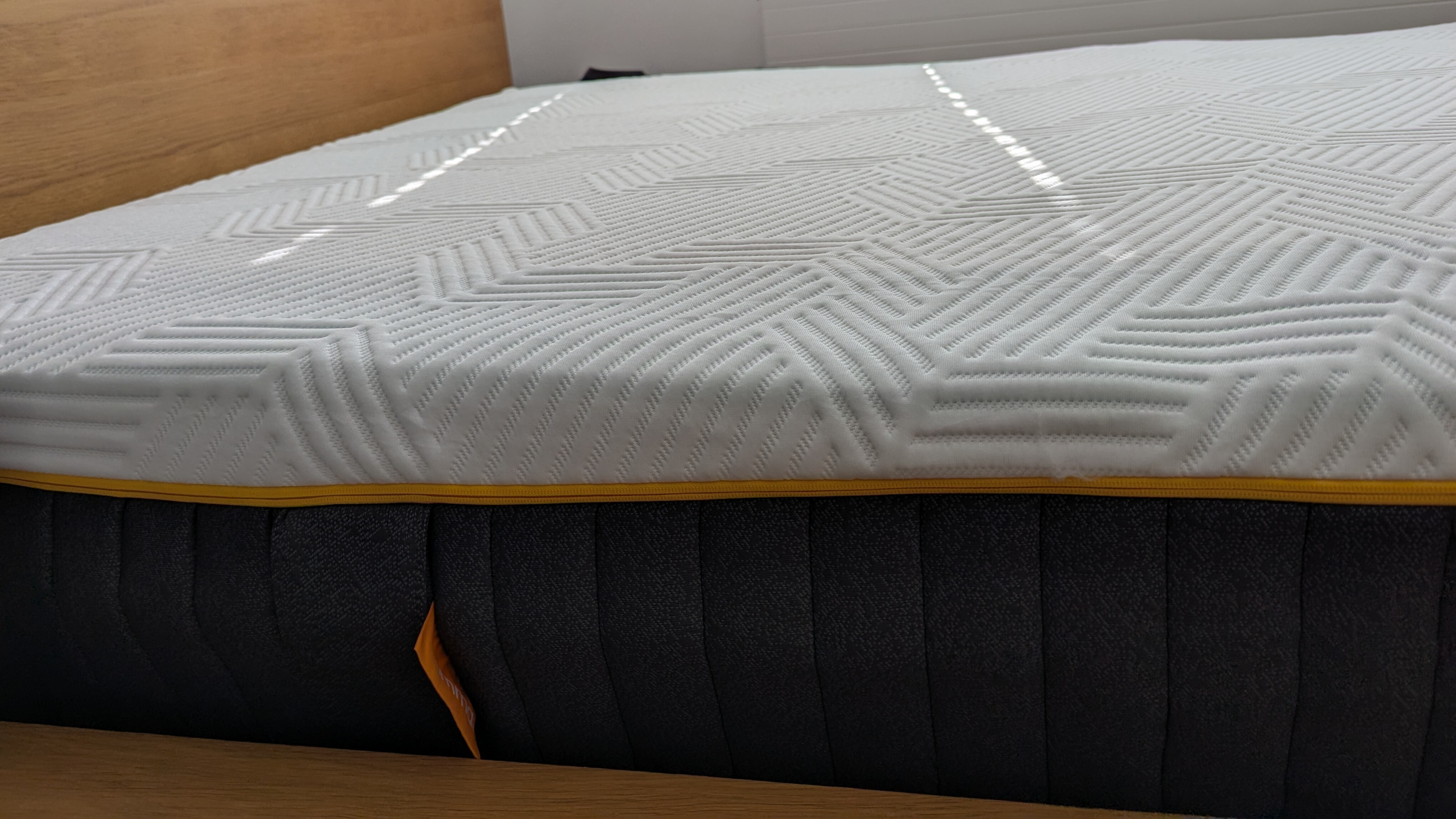 A side view of the surface details of the Emma Hybrid Airgrid mattress