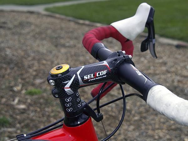 Selcof provides Parbo with its carbon-wrapped stem, white carbon' seatpost and aluminum handlebars.