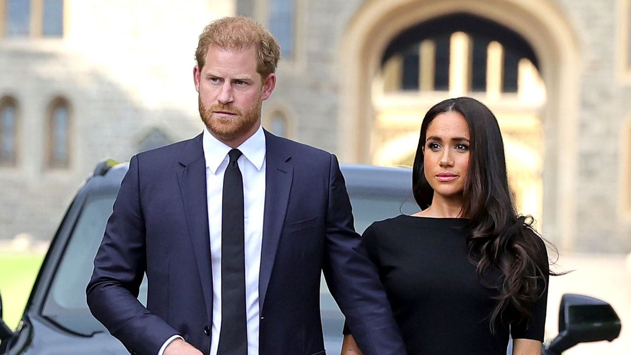 The Duke and Duchess of Sussex greet well-wishers outside Windsor Castle following news of Queen Elizabeth II&#039;s death