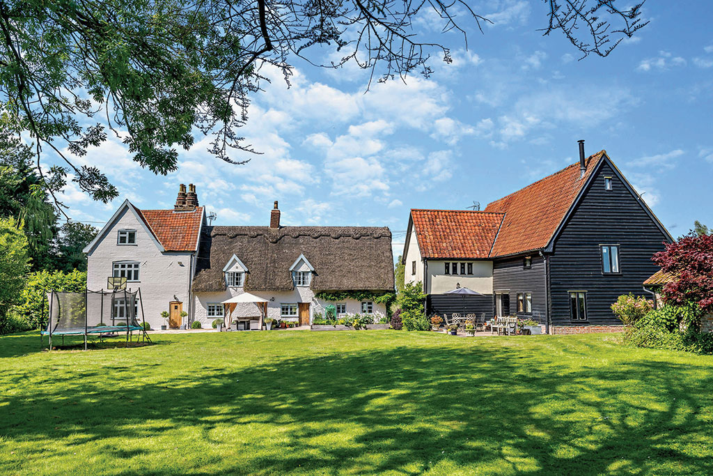 House for sale with fishing rights: Mill Lane Farm, Weybread Lakes, Diss, Norfolk.