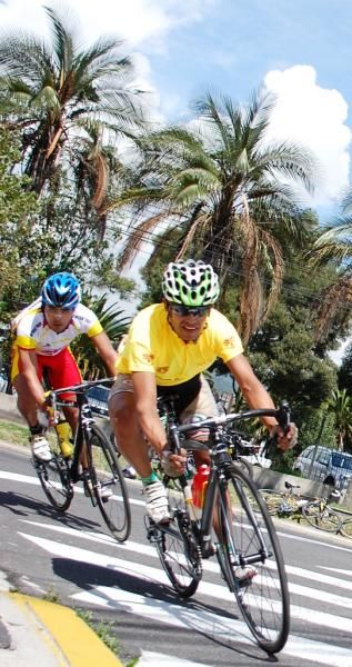 Overall leader Camargo sits in the pack.