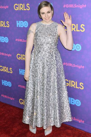 Lena Dunham Waves To The Cameras At The Girls Season 3 Premiere
