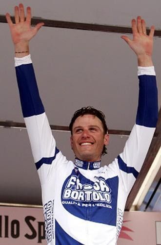 Alessandro Petacchi (Fassa Bortolo) salutes from the podium