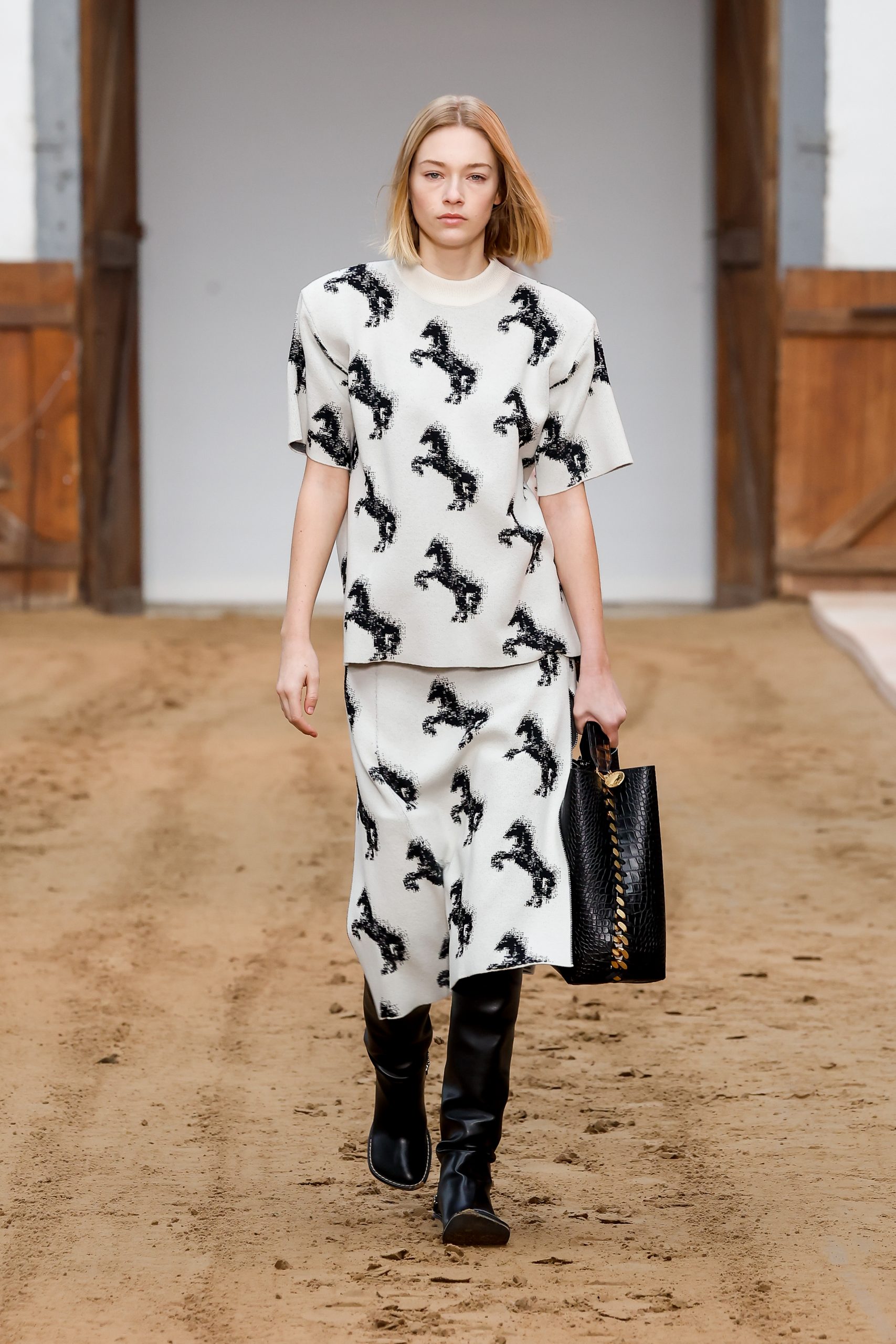 McCartney_AW23_Runway_Press_look29-scaled.jpg