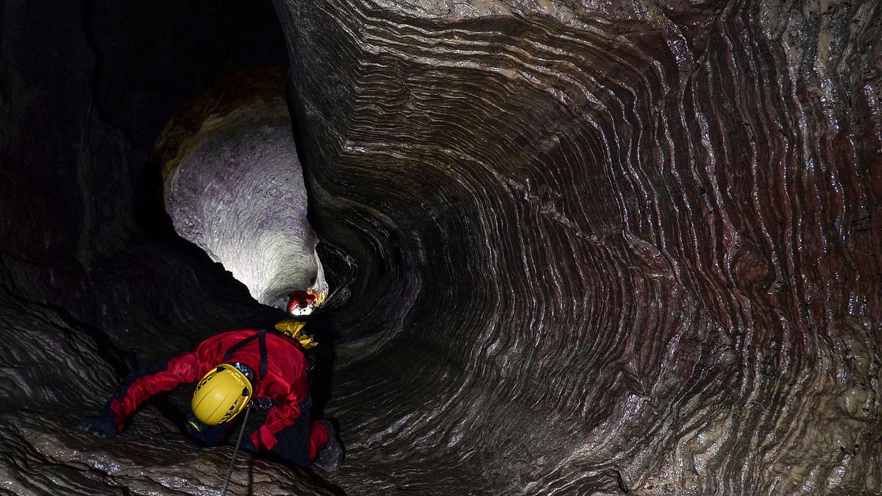  Whats the deepest cave in the world? 