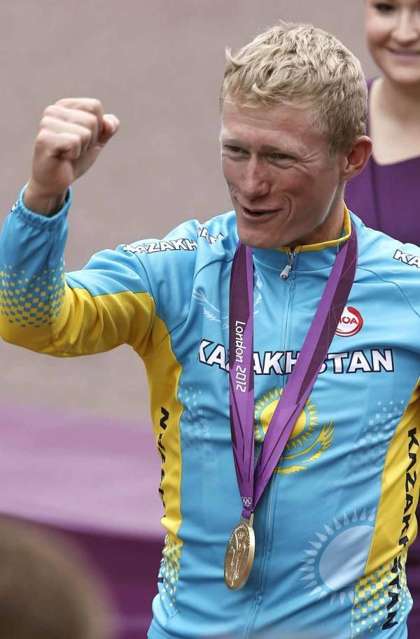 Alexandre Vinokourov (Kazakhstan) celebrates on the podium in London.